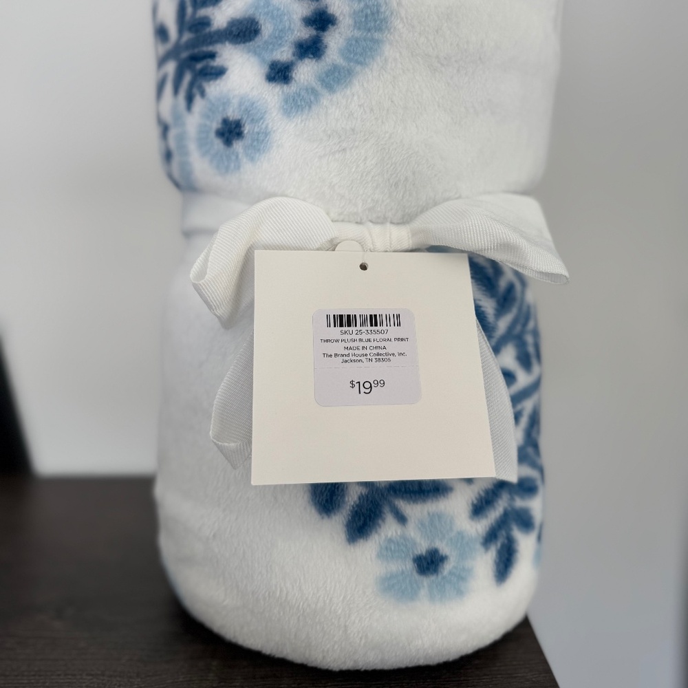 Love, Marlo White Blue Floral Throw Blanket 50" x 70" NWT Lightweight - Picture 2 of 6